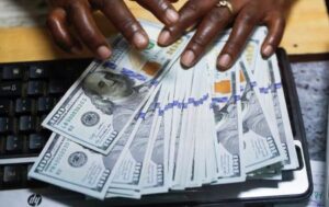 dolar-fecha-em-baixa-de-0,12%,-a-r$5,91;-ibovespa-fecha-estavel-com-ipca-15-acima-do-esperado