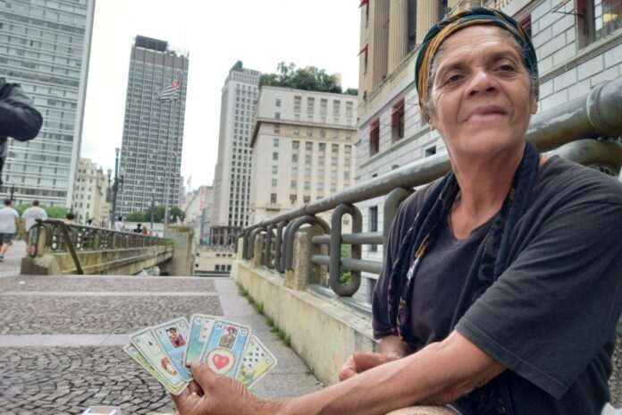 cartomante-tira-a-sorte-de-sp-e-garante:-“tem-amor,-sim”