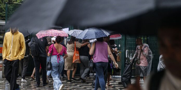 apos-chuvas,-400-pessoas-ficam-desalojadas-em-carapicuiba