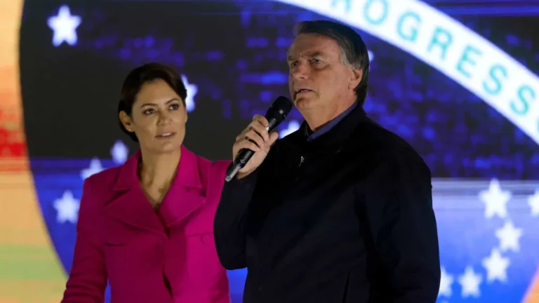 bolsonaro-cita-hipotese-de-michelle-concorrer-a-presidencia-e-depois-recua