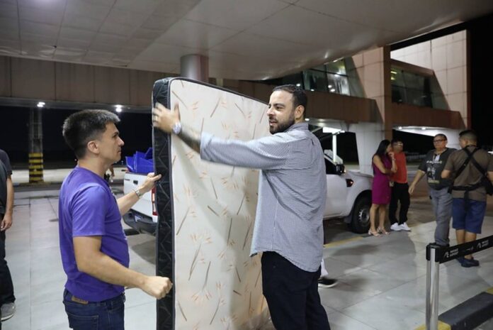 deportados-passam-noite-no-aeroporto-em-manaus-e-recebem-colchoes