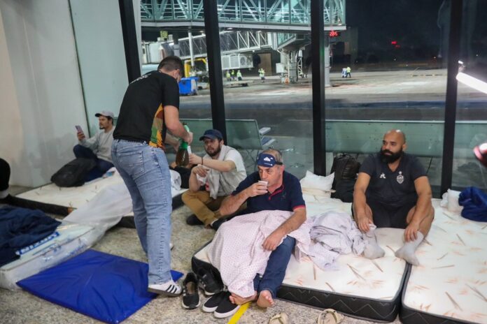 deportados-cantam-hino-e-batem-palmas-apos-governo-retirar-algemas