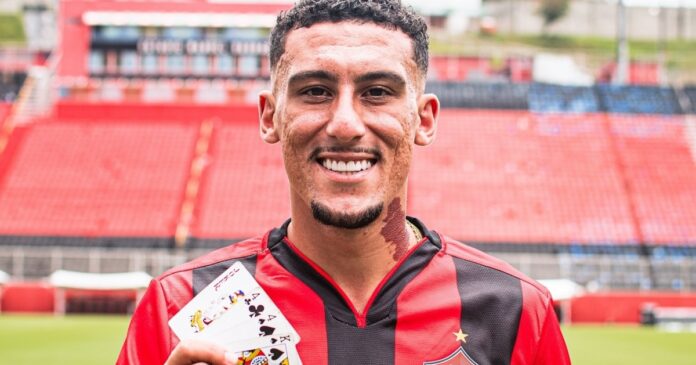 vitoria-anuncia-contratacao-do-volante-gabriel-baralhas