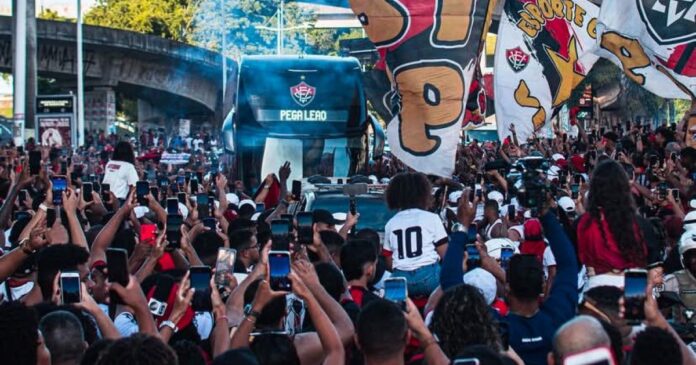 video:-torcida-do-vitoria-faz-“corredor-rubro-negro”-pre-jogo-na fonte nova
