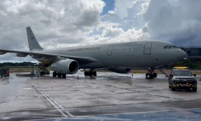 aviao-da-fab-com-brasileiros-deportados-dos-eua-decola-de-manaus-com-destino-a-bh