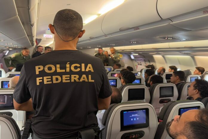 aviao-da-fab-com-brasileiros-deportados-parte-de-manaus-para-confins