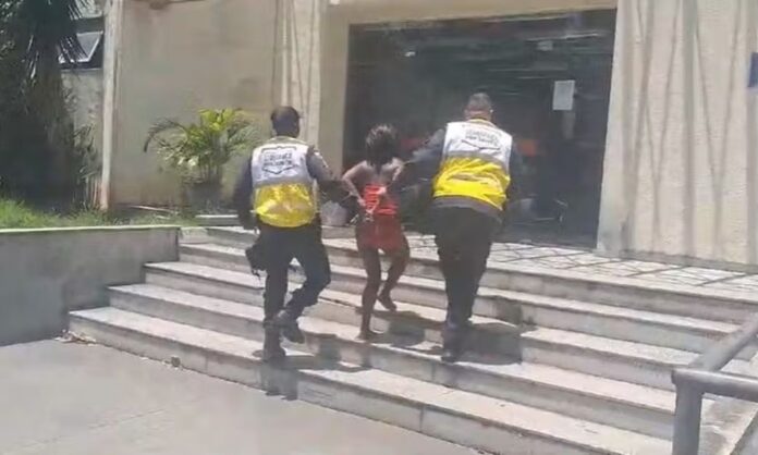 mulher-e-detida-por-agredir-idosa-com-seringa-no-rio-de-janeiro