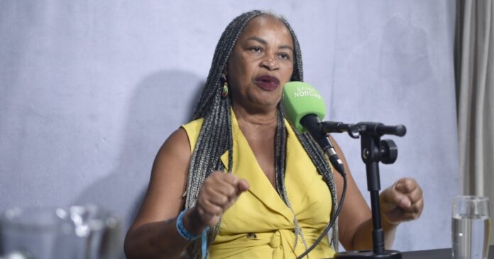 olivia-santana-defende-proibicao-dos-celulares-nas-escolas:-“estava-acontecendo-muitos-conflitos” 
