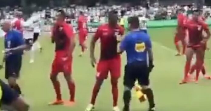 video:-ex-bahia,-leo-pele-e-vitima-de-racismo-no-couto-pereira-durante-athletiba