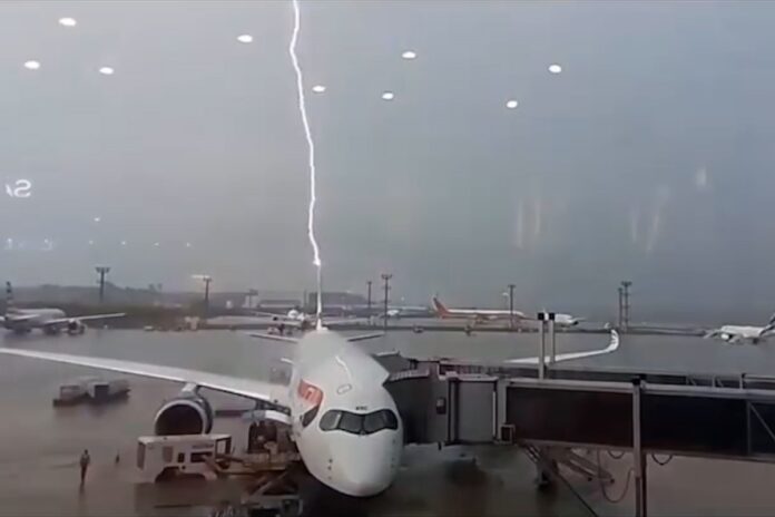 video:-raio-atinge-aviao-durante-temporal-no-aeroporto-de-guarulhos