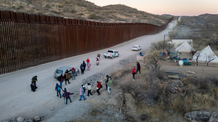 mexico-se-prepara-para-acolher-migrantes-expulsos-por-trump-dos-eua