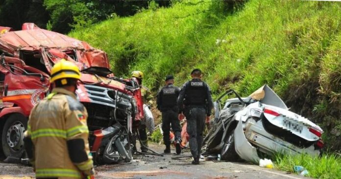 acidente-envolvendo-caminhao-dos-bombeiros-e-carro-de-passeio-deixa-cinco-vitimas-fatais