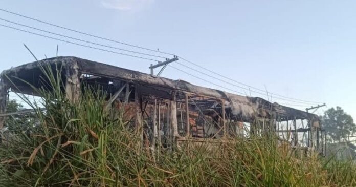 video:-homens-armados-incendeiam-onibus-no-bairro-de-sussuarana,-em-salvador