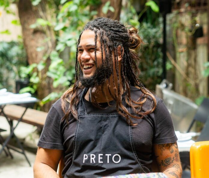 virou-negocio:-conheca-a-historia-do-preto-cozinha,-de-rodrigo-freire