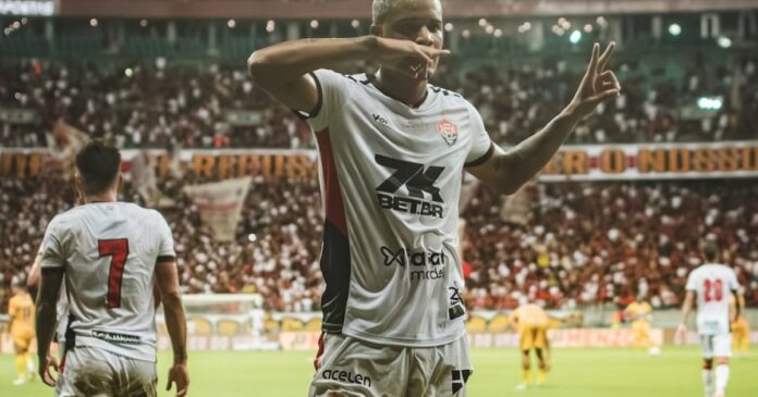 proximo-de-acerto-com-carlinhos,-vitoria-ve-janderson-igualar-numero-de-gols-de-2024