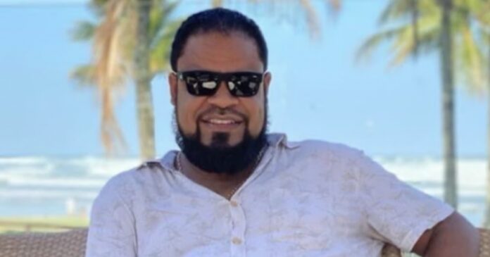 foragido-ha-nove-meses,-cantor-de-pagode-acusado-de-integrar-pcc-e-preso-em-praia-da-bahia