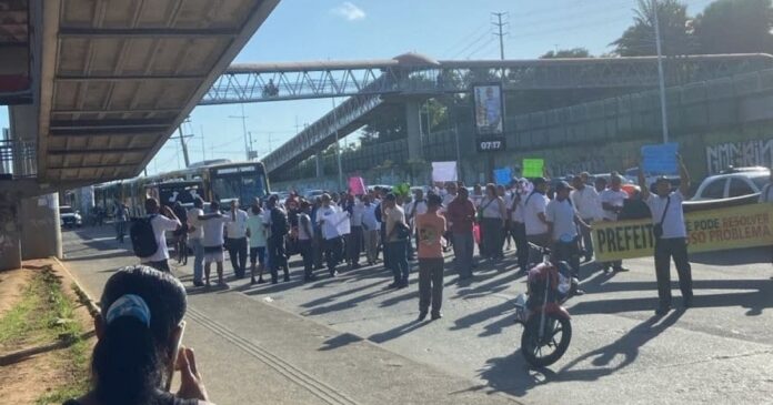 protesto-de-rodoviarios-causa-problemas-no-transito-da-avenida-paralela-manha-desta-terca