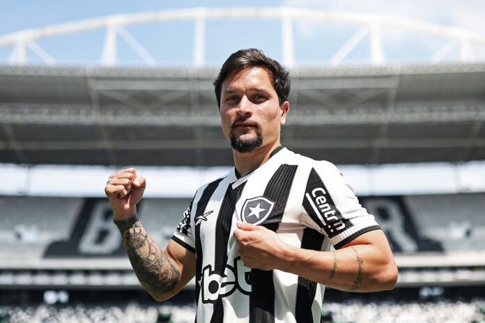 botafogo-anuncia-atacante-artur,-ex-palmeiras-e-ex-zenit