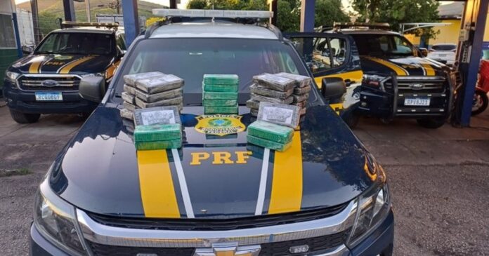 prf-apreende-38-kg-de-cocaina-e-veiculo-com-motor-roubado-em-jequie