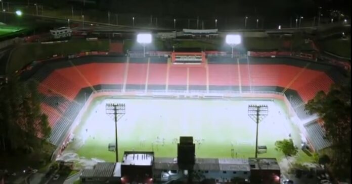 video:-vitoria-estreia-iluminacao-em-led-do-barradao-nesta-quarta-feira