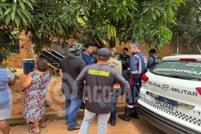 mulher-de-60-anos-e-encontrada-morta-com-faca-cravada-em-pescoco