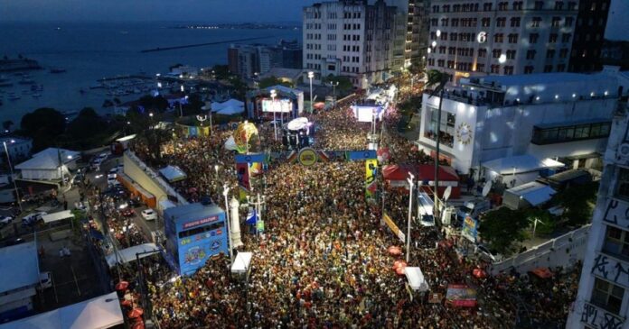 carnaval-de-2025-deve-movimentar-r$1,8-bilhao-na-economia-da-capital-baiana,-diz-secult