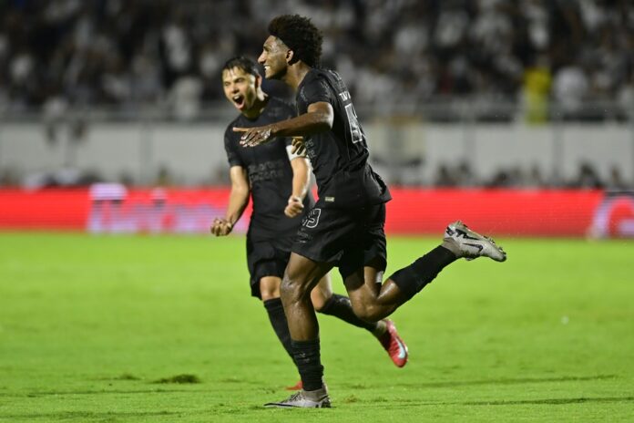 corinthians-suporta-pressao-no-fim-e-vence-ponte-preta-gracas-a-talles-magno