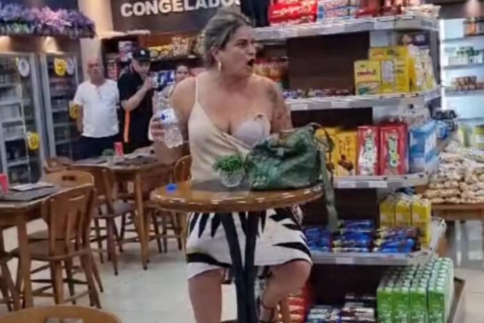 video.-“va-trabalhar”,-disse-mulher-condenada-por-humilhar-balconista
