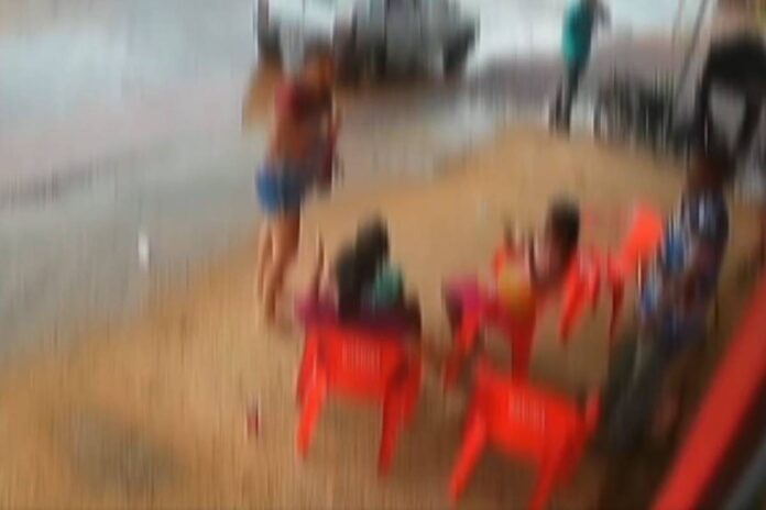 video:-marido-esfaqueia-e-mata-mulher-com-filha-no-colo-em-bar