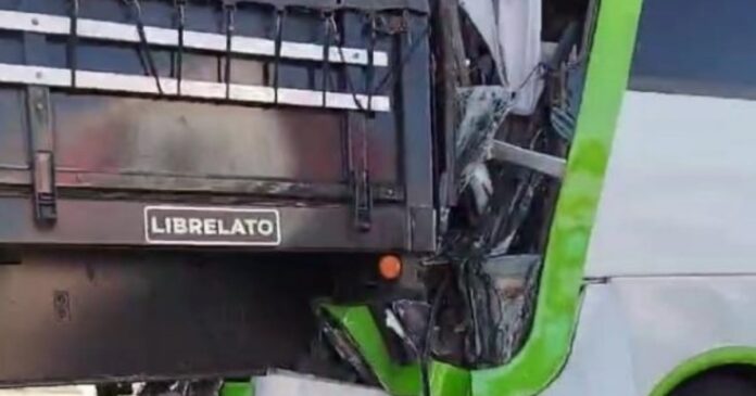 colisao-entre-onibus-e-carreta-deixa-1-morto-e-12-feridos-no-vale-do-jiquirica