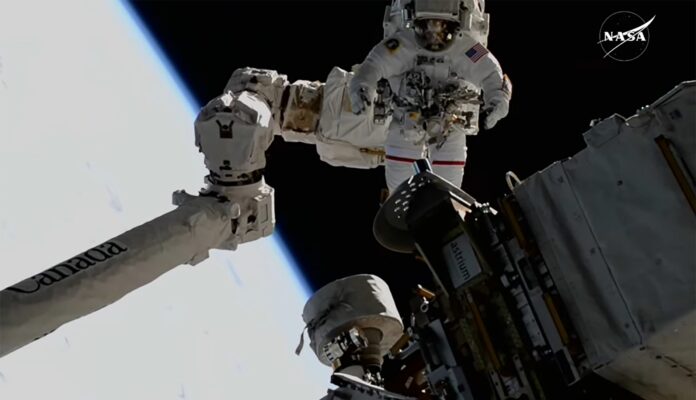 caminhada-espacial-de-astronautas-“presos”-tem-recorde-e-bacterias-mutantes