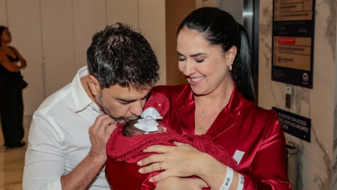 graciele-lacerda-rebate-critica-por-amamentar-filha-durante-treino-em-casa