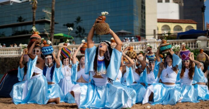 orquestra-agbelas-reune-100-vozes-e-xequeres-para-celebrar-iemanja
