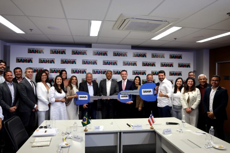 Prefeitos de Eunápolis e Guaratinga se reúnem com o governador e senadores para discutir investimentos