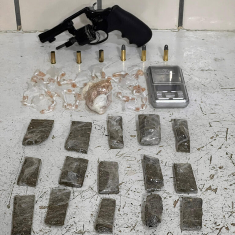 Polícia apreende arma e drogas em Teixeira de Freitas