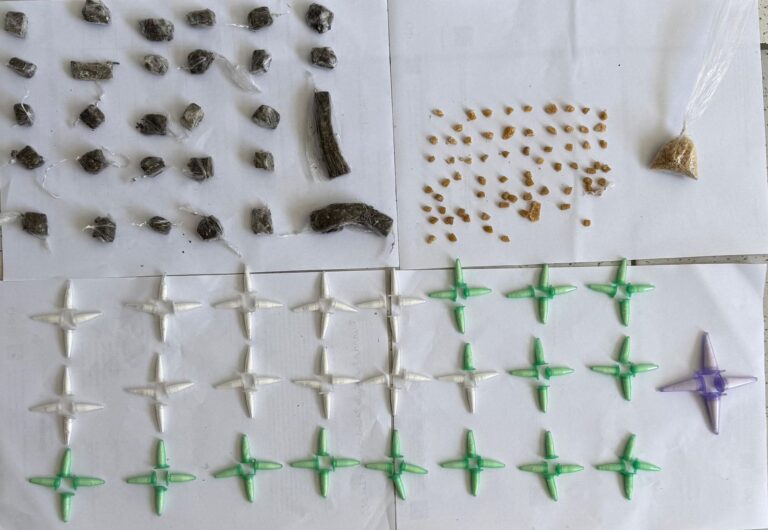 Polícia apreende drogas e objetos abandonados em Coroa Vermelha