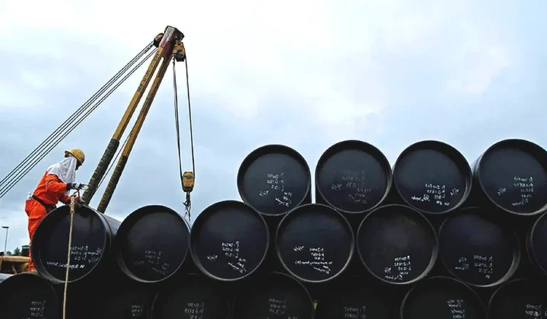 Petróleo fecha perto da estabilidade, encerrando semana em queda, de olho no governo Trump
