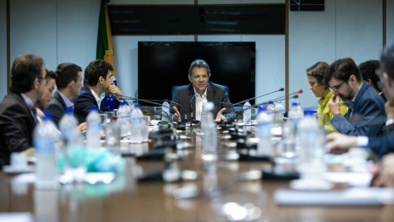 Haddad deixa gabinete da Fazenda em SP após reunião com representantes do setor de energia