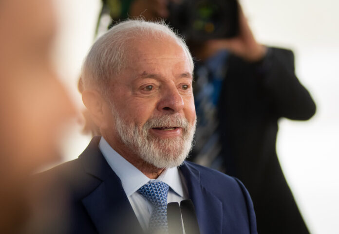 a-fera-acorda-e-sai-da-jaula-faminta-a-caca-de-votos-para-se-reeleger