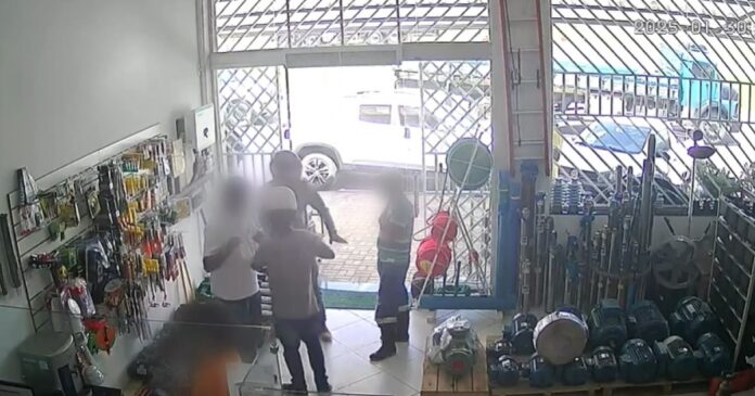 video-mostra-assalto-a-loja-no-extremo-sul-baiano;-um-dos-suspeitos-morreu-em-confronto