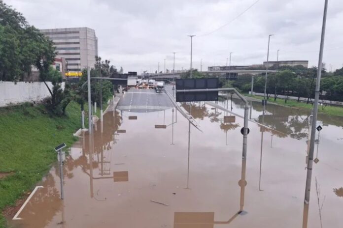 alagamento-na-marginal-tiete-interdita-pista-expressa-da-via-dutra
