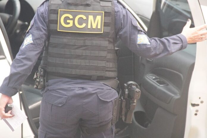 ms:-bebado-dorme-seminu-em-praca,-acorda-e-agride-guardas