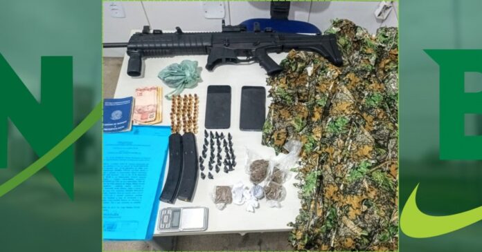 mulher-e-presa-e-armas-e-drogas-sao-apreendidas-em-operacao-da-pm-em-macarani