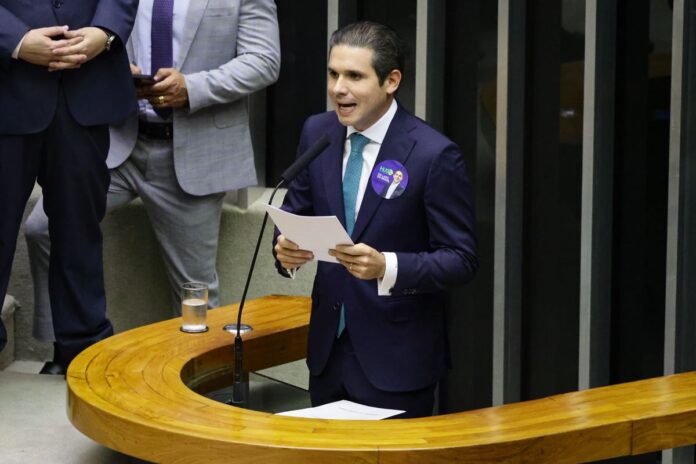 “ainda-estamos-aqui”:-motta-relembra-filme-de-fernanda-torres-em-posse