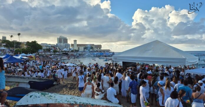 baianos-e-turistas-participam-dos-103-anos-da-festa-de-iemanja,-em-salvador