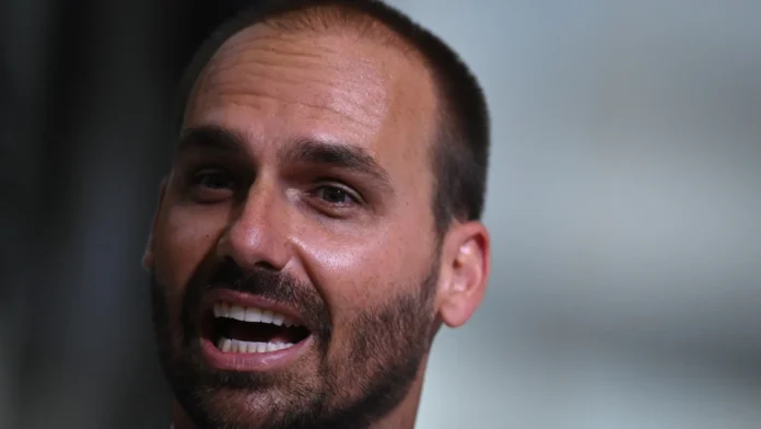 eduardo-bolsonaro-e-randolfe-rodrigues-discutem-sobre-‘bones-a-la-trump’;-entenda