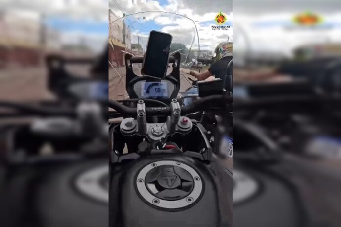 video-mostra-perseguicao-e-prisao-de-motoqueiro-com-drogas-no-df