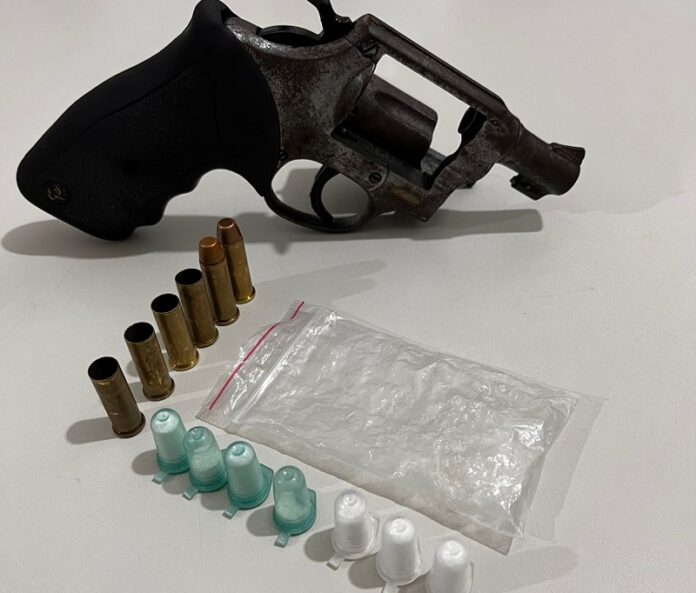 pm-apreende-motocicleta,-arma-de-fogo-e-droga-apos-confronto-com-suspeito
