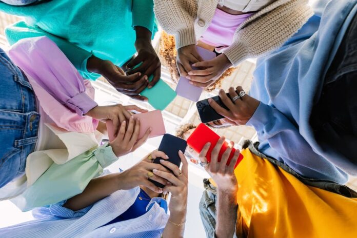 celular-nas-escolas:-pode-levar-na-mochila?-e-usar-no-recreio?-entenda