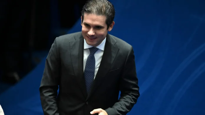 hugo-assume-sem-anunciar-prioridades-e-com-desafio-de-se-equilibrar-entre-lula-e-bolsonaro